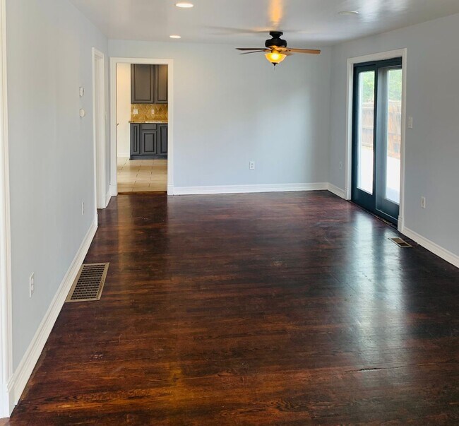 Building Photo - 5 Bed 3 Bath Close to Stanley Marketplace