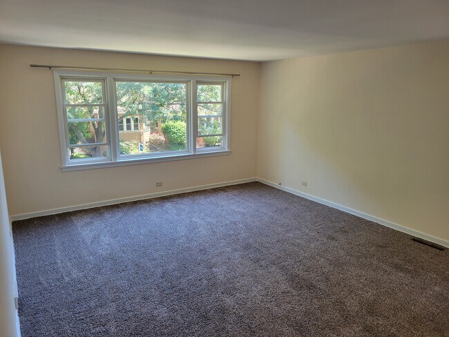 Living Room - 5718 N Rockwell St