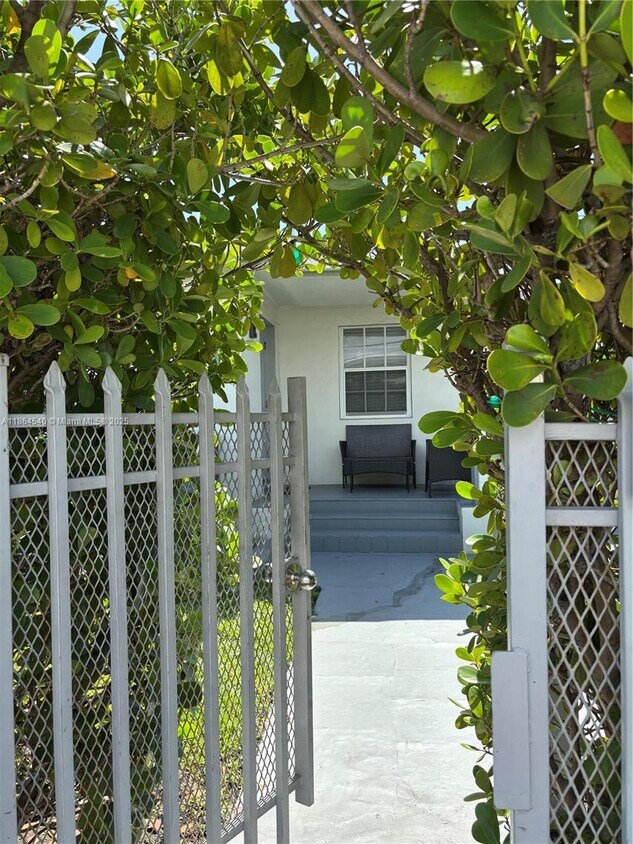Primary Photo - 7515 Dickens Ave