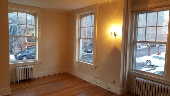 Building Photo - 176 Chestnut St