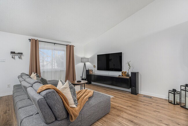 Foto del edificio - 12160 Birch St