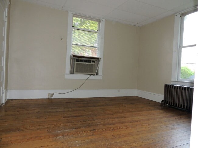 Foto del edificio - Come set up home in this one bedroom apartment that is close to shopping, walking trails, medical...