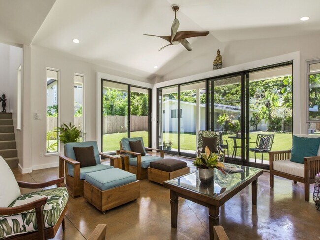 Foto del edificio - Beautiful Tropical Home Close to Beach w/Pool, Yard & AC: Hale Nani Lanikai