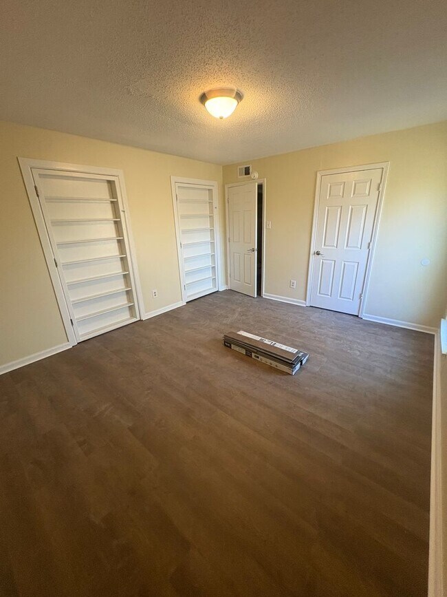 Foto del edificio - 4 bedroom home in Sherwood. Central air and heat.