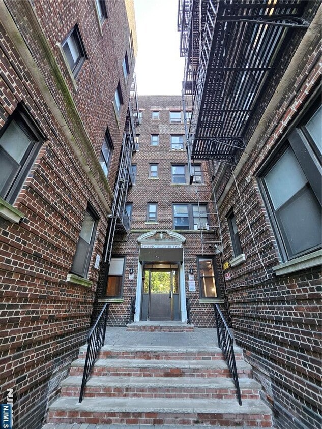Primary Photo - 435 79th St