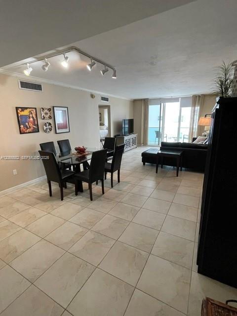 Building Photo - 5001 Collins Ave
