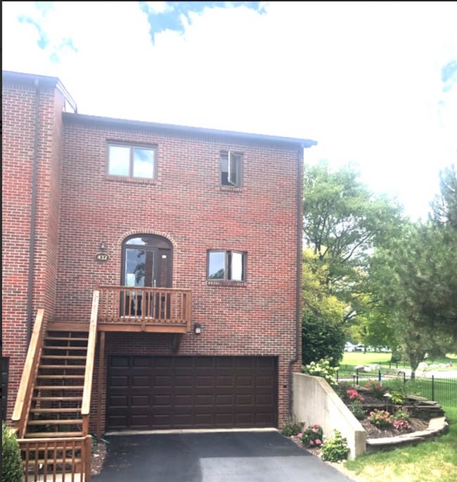 Building Photo - Spectacular 2 Bedroom Waterfront Townhome ...