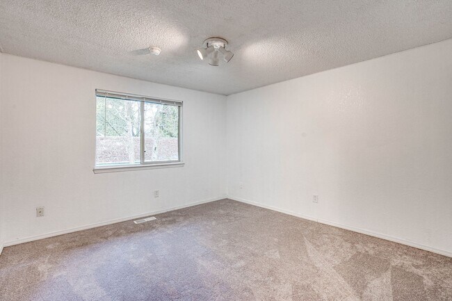 Foto del edificio - 3 Bedroom /1.5 Bath Silver Lake / Eastmont...