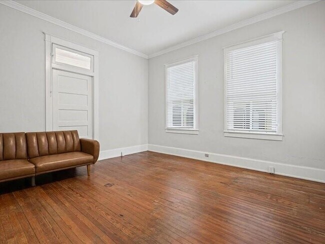 Foto del edificio - 1151 Caroline Ave