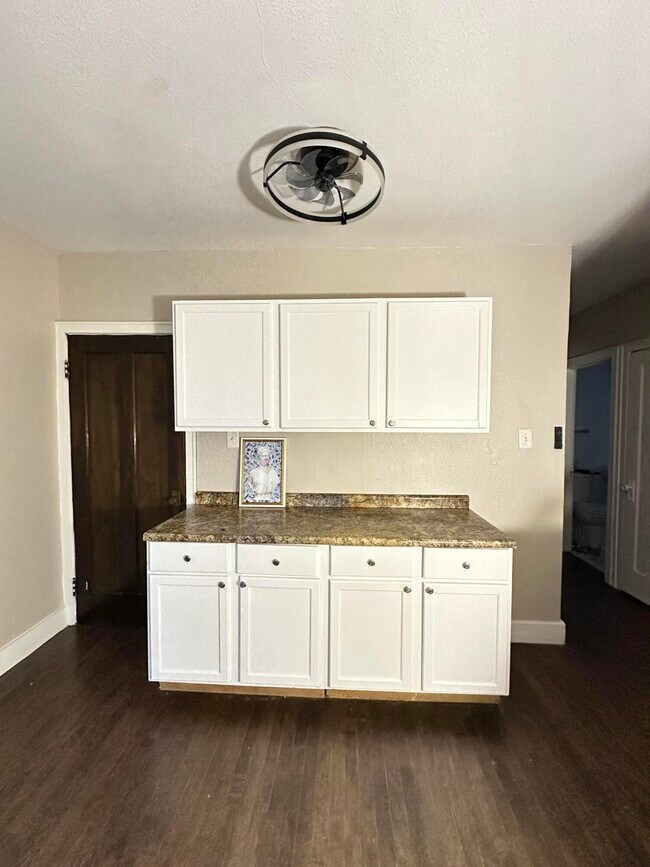 Foto del edificio - 3470 N Newhall St