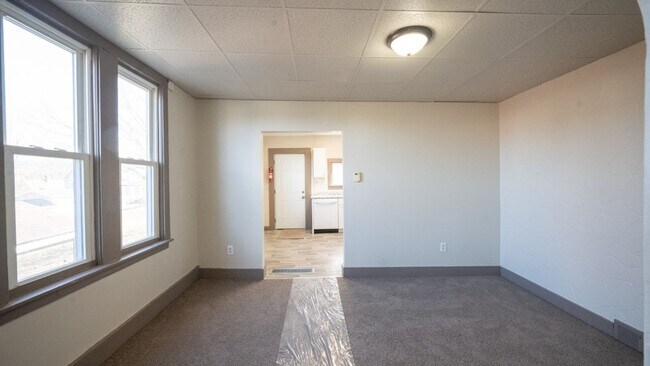 Building Photo - Updated 2 bed/1 bath apartment for rent in...