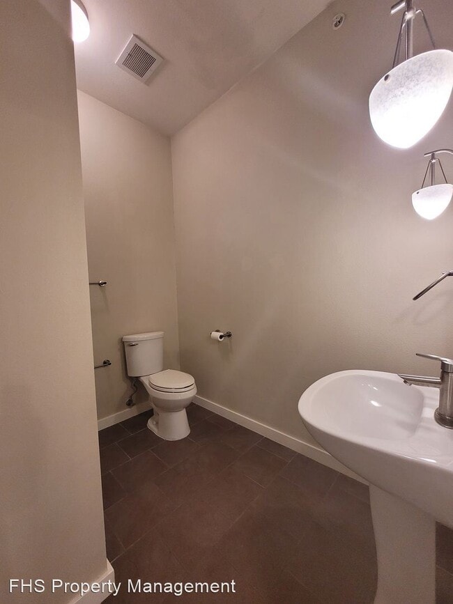 Building Photo - 3 br, 2 bath House - 623 W Walnut Unit 401...