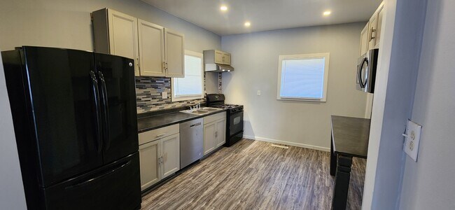 Building Photo - 115 E Conron Ave