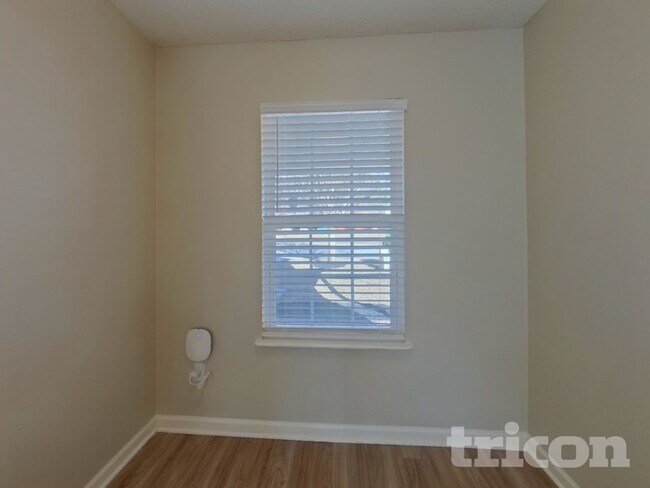 Foto del edificio - 349 Denman Loop