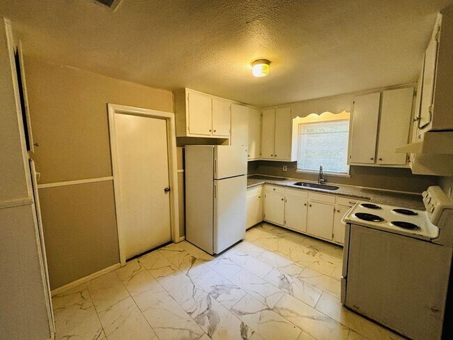 Foto del edificio - 377 E Leavell Woods Dr