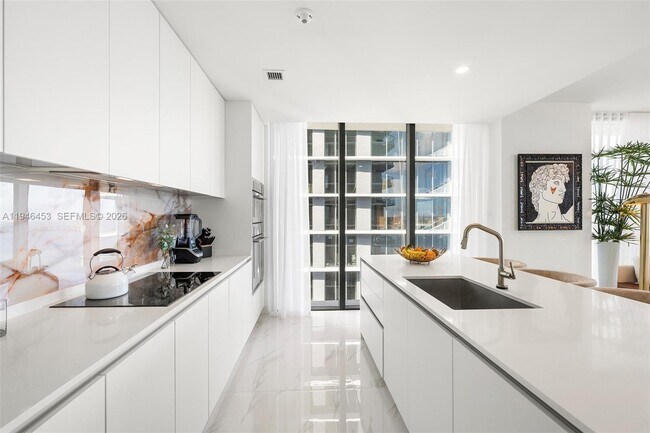 Foto del edificio - 700 NE 24th St