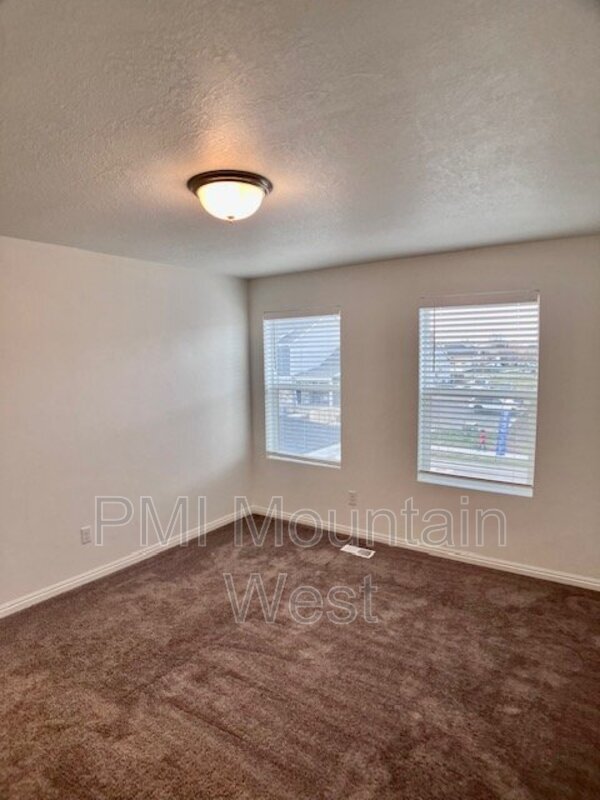 Foto del edificio - 2013 W 950 N