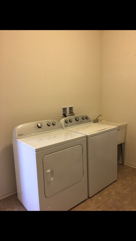 Building Photo - 2661 Avondale Cir