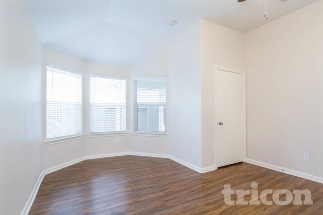 Foto del edificio - 810 Forest Hillside Ln