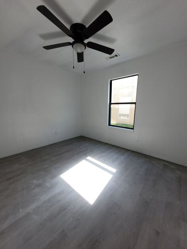 Building Photo - Come see this 3 bedroom 2 bathroom Fully R...