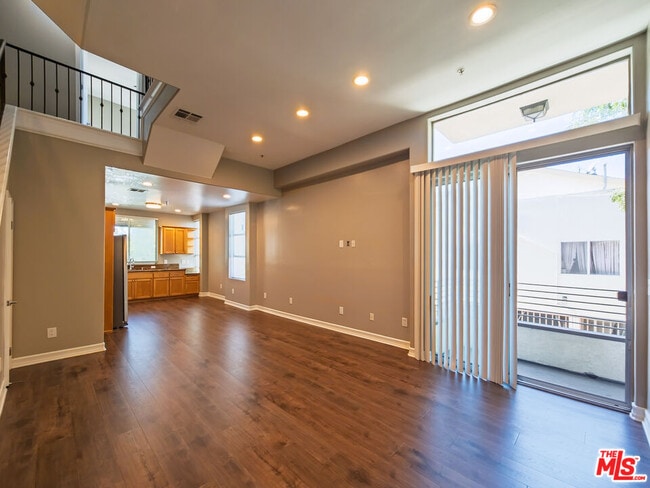 Building Photo - 5237 Willowcrest Ave