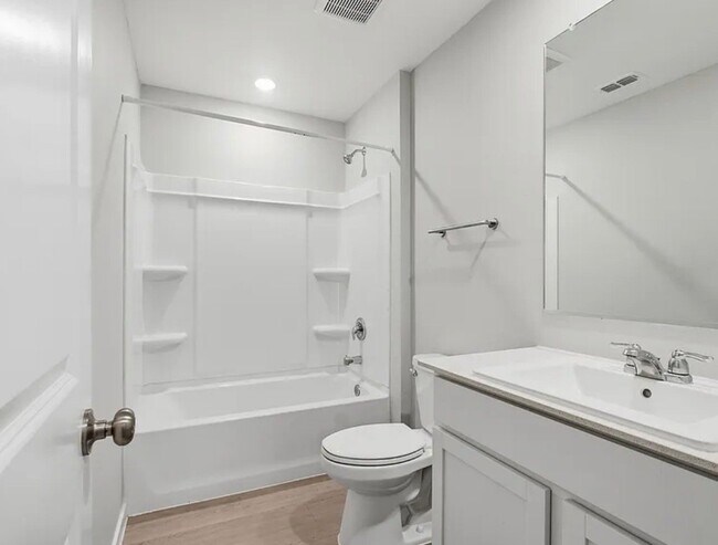 Building Photo - 225 Poplar Pl