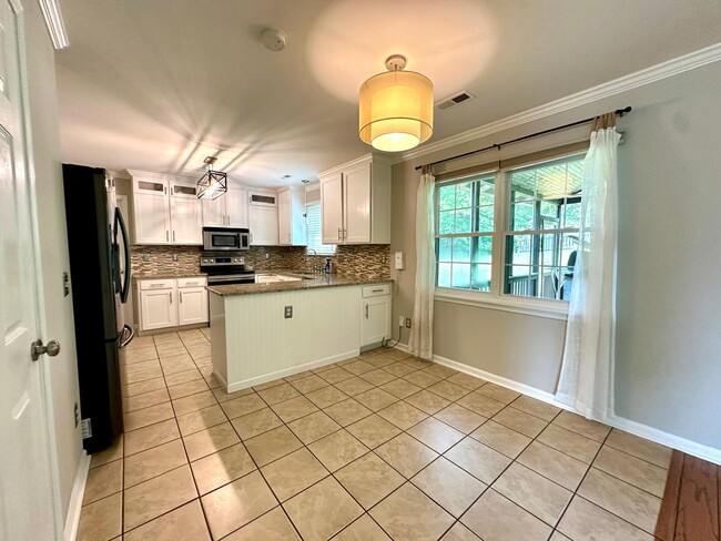 Building Photo - 8425 Hirsch Dr