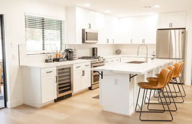 Foto del edificio - Beautifully Remodeled Home minutes to Old ...