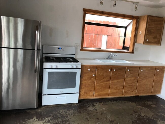 Building Photo - Cute, private, pet friendly 1 BD/ 1 bath h...