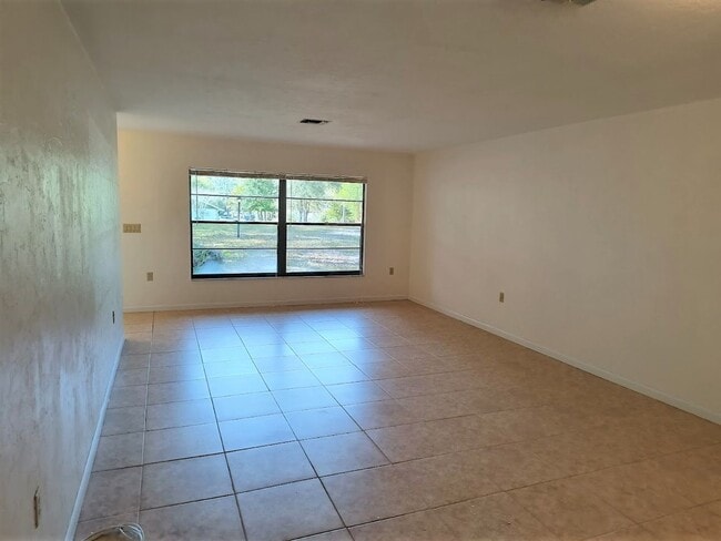 Building Photo - 2 Bedroom, 2 Bath , 2 Car Garage in Dunnel...