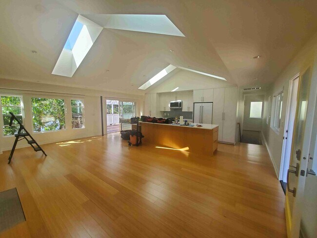 Foto del edificio - Prime Wallingford location 4 bed, 3 bath w...