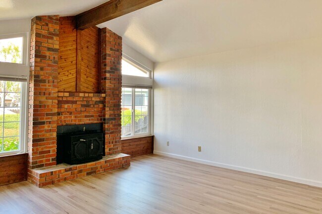 Foto del edificio - Beautiful 3 Bedroom 2 Bath Hollister home ...