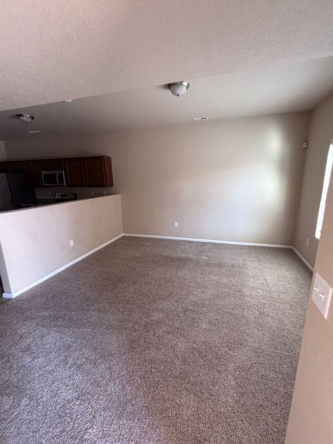 Foto del edificio - Very clean northeast townhome