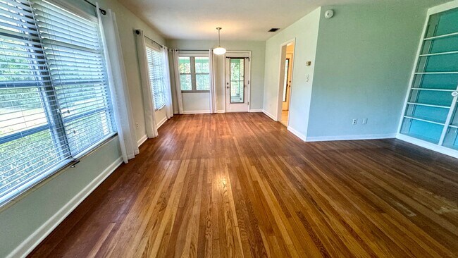 Building Photo - Old Time Charmer in NW Area!