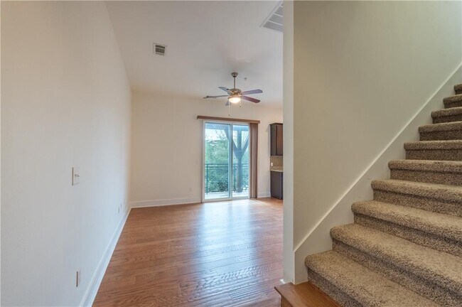 Foto del edificio - 8110 Ranch Rd 2222