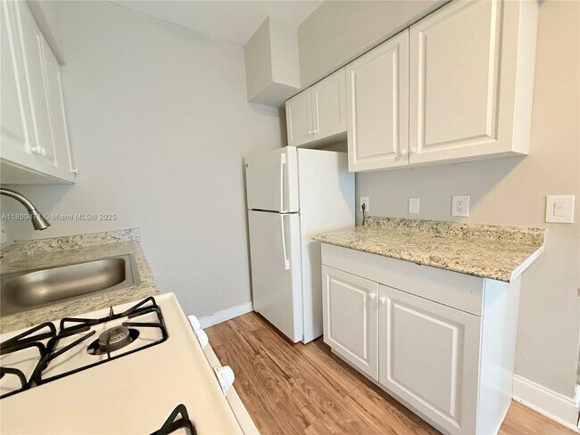 Foto del edificio - 9270 E Bay Harbor Dr