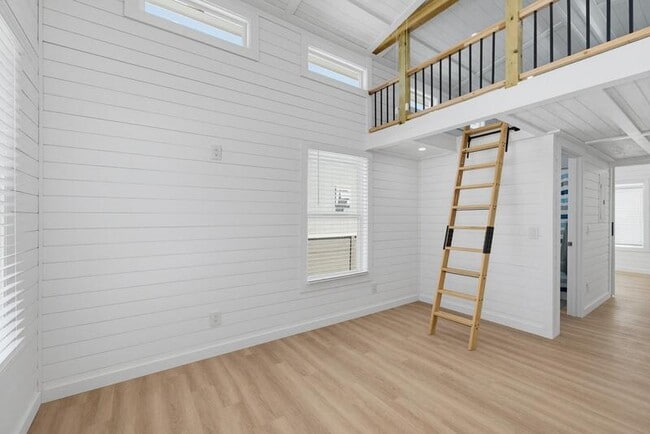 Building Photo - 204 Marlin St