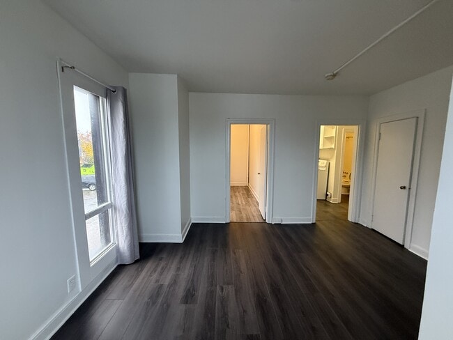 Building Photo - 400 Lutz St