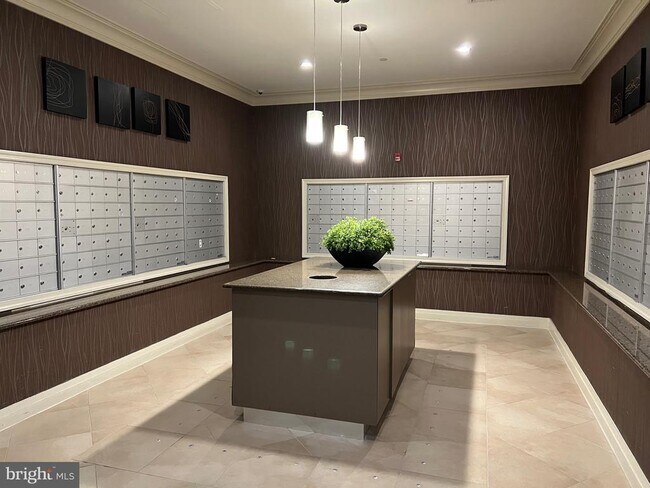 Foto del edificio - 2451 Midtown Ave