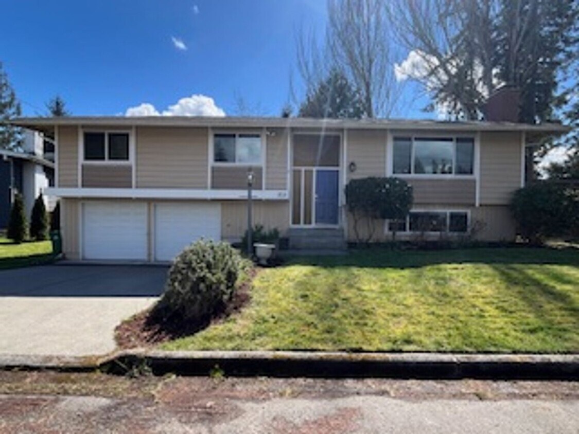 Completely Refreshed 4-Bedroom Shoreline Home - Completely Refreshed 4-Bedroom Shoreline Home