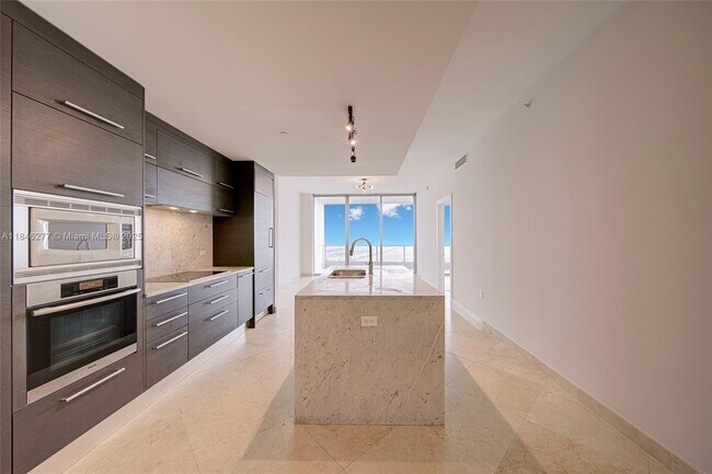 Building Photo - 900 Biscayne Blvd