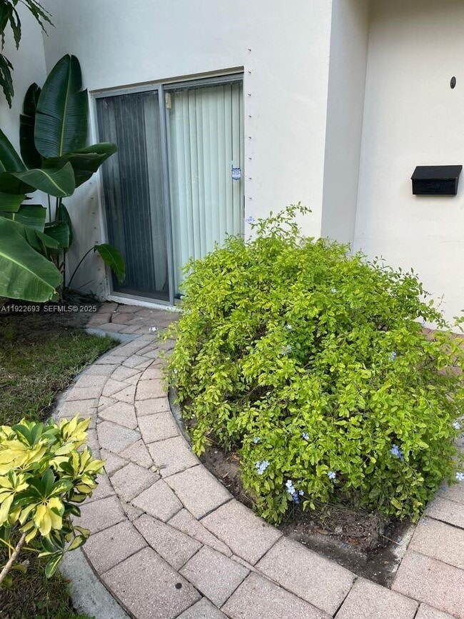 Building Photo - 3141 N Palm Aire Dr