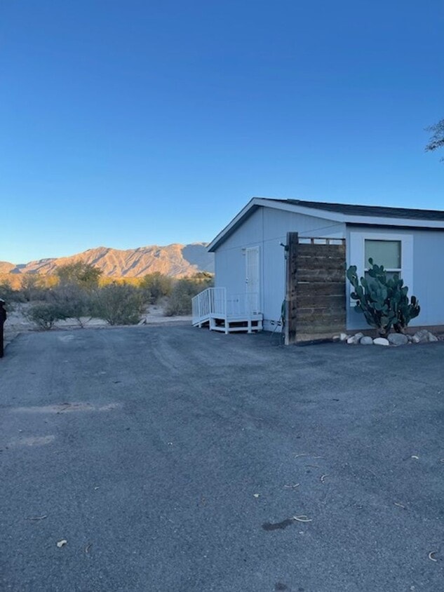 Foto del edificio - 3-bedroom 2.5-bathroom home with RV space in Littlefield AZ