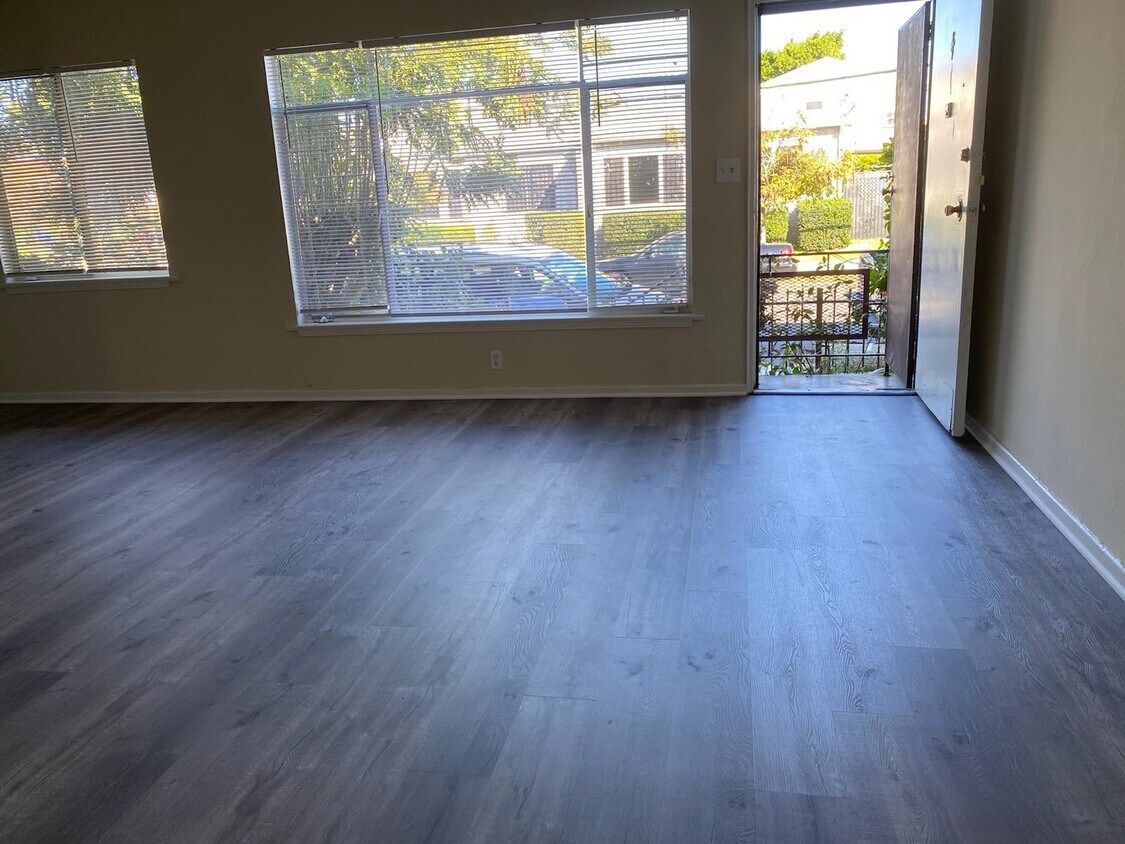 Foto principal - 5410 Pickford St