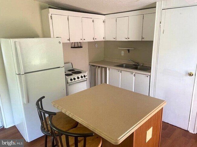 Foto del edificio - 242 Trenton Ave