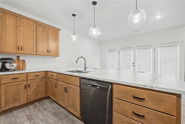Building Photo - 2070 Wildflower Dr