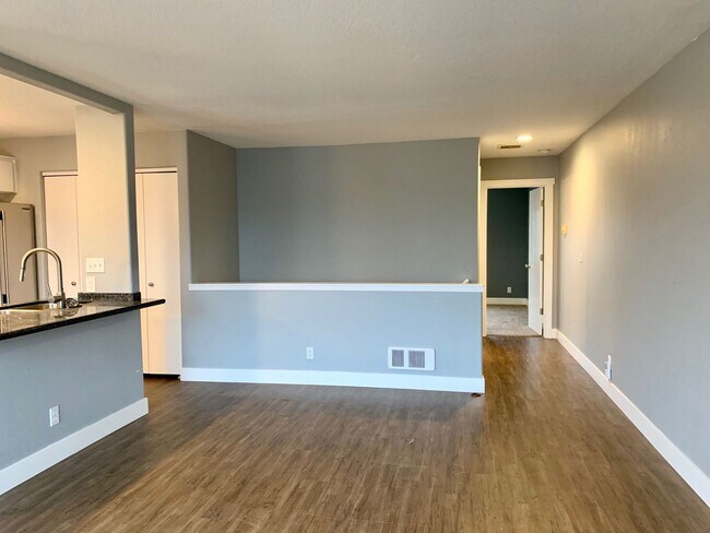 Building Photo - 3BD Townhome in Great Camas Location!  Min...