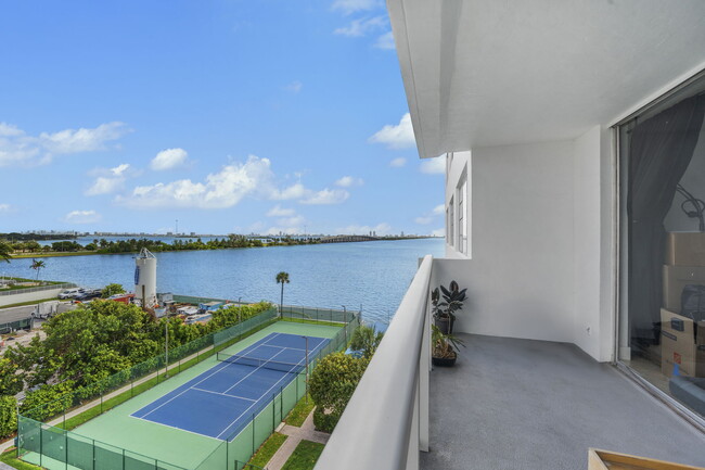 Foto del edificio - Bay Park Towers