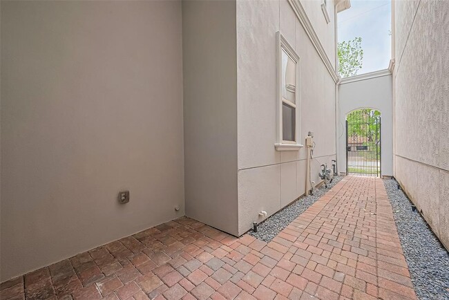 Building Photo - 1434 Nashua St