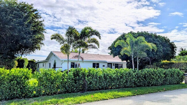 Foto del edificio - 8416 Pine Tree Ln